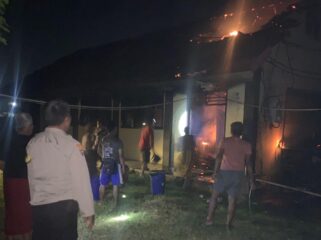 KEBAKARAN: Warga dan petugas kepolisian berusaha memadamkan api yang melalap ruang kelas dan gudang SMKN 1 Winongan. (Foto: Istimewa)