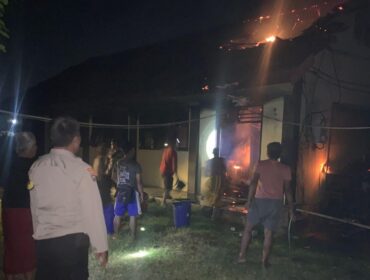 KEBAKARAN: Warga dan petugas kepolisian berusaha memadamkan api yang melalap ruang kelas dan gudang SMKN 1 Winongan. (Foto: Istimewa)