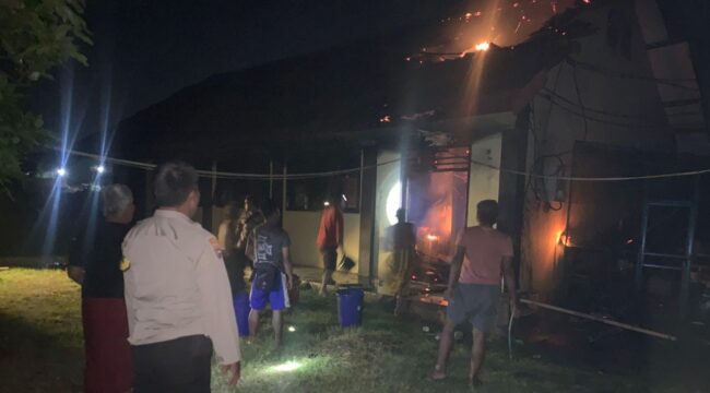 KEBAKARAN: Warga dan petugas kepolisian berusaha memadamkan api yang melalap ruang kelas dan gudang SMKN 1 Winongan. (Foto: Istimewa)