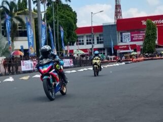 BALAPAN: Suasana Road Race Bupati Cup 2025 yang berlangsung di kawasa Alun-alun Jember. (Foto: Istimewa).