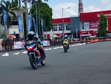 BALAPAN: Suasana Road Race Bupati Cup 2025 yang berlangsung di kawasa Alun-alun Jember. (Foto: Istimewa).