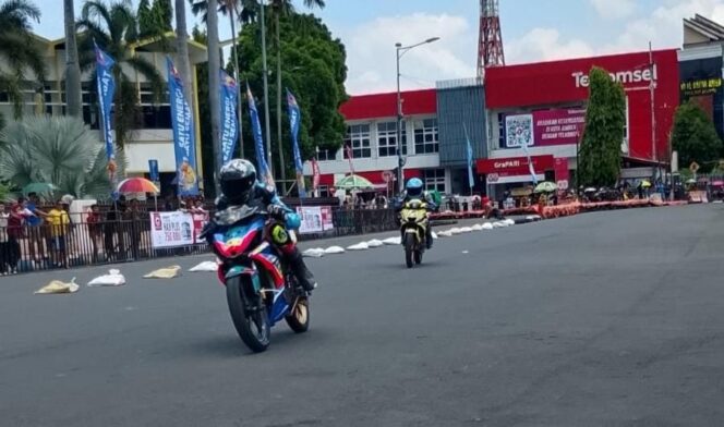 
					BALAPAN: Suasana Road Race Bupati Cup 2025 yang berlangsung di kawasa Alun-alun Jember. (Foto: Istimewa).