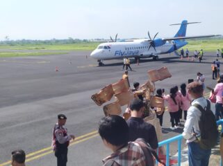 PERDANA: Penyambutan para penumpang dari Halim Perdanakusuma - Jember di Bandara Notohadigoro Jember, Selasa (23/9/25) siang. (Foto: M. Abd Rozaq Mubarok).
