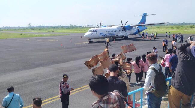 PERDANA: Penyambutan para penumpang dari Halim Perdanakusuma - Jember di Bandara Notohadigoro Jember, Selasa (23/9/25) siang. (Foto: M. Abd Rozaq Mubarok).
