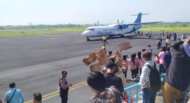 
					PERDANA: Penyambutan para penumpang dari Halim Perdanakusuma - Jember di Bandara Notohadigoro Jember, Selasa (23/9/25) siang. (Foto: M. Abd Rozaq Mubarok).
