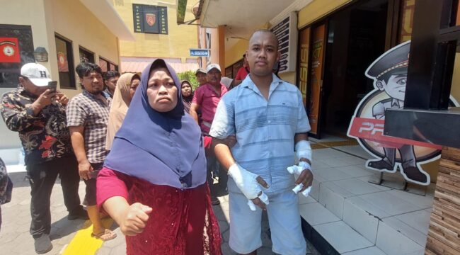 PROTES: Muhammad Andre (kedua tangan dibalut perban) saat mendatangi Polres Probolinggo Kota untuk melayangkan protes. (foto: Hafiz Rozani).
