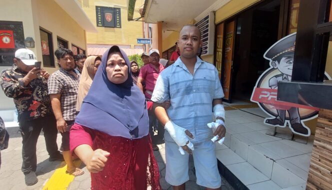 
					PROTES: Muhammad Andre (kedua tangan dibalut perban) saat mendatangi Polres Probolinggo Kota untuk melayangkan protes. (foto: Hafiz Rozani).
