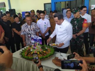 BERSYUKUR: Pemotongan tumpeng oleh Bupati Jember, Muhammad Fawait, saat penerbangan perdana Jember - Jakarta di Bandara Notohadinegoro, Selasa (23/9/25) siang. (Foto: M. Abd Rozaq Mubarok).