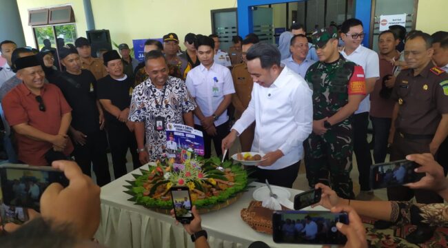 BERSYUKUR: Pemotongan tumpeng oleh Bupati Jember, Muhammad Fawait, saat penerbangan perdana Jember - Jakarta di Bandara Notohadinegoro, Selasa (23/9/25) siang. (Foto: M. Abd Rozaq Mubarok).