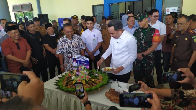 
					BERSYUKUR: Pemotongan tumpeng oleh Bupati Jember, Muhammad Fawait, saat penerbangan perdana Jember - Jakarta di Bandara Notohadinegoro, Selasa (23/9/25) siang. (Foto: M. Abd Rozaq Mubarok).