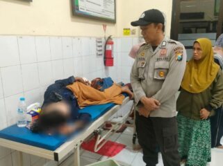 DIRAWAT: Anggota polisi mengawasi kondisi Sofia, korban pembacokan di Desa Pedagangan, Tiris, Probolinggo. (Foto: istimewa)