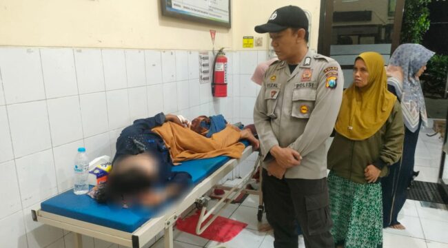 DIRAWAT: Anggota polisi mengawasi kondisi Sofia, korban pembacokan di Desa Pedagangan, Tiris, Probolinggo. (Foto: istimewa)
