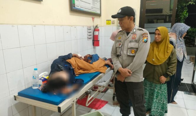 
					DIRAWAT: Anggota polisi mengawasi kondisi Sofia, korban pembacokan di Desa Pedagangan, Tiris, Probolinggo. (Foto: istimewa)