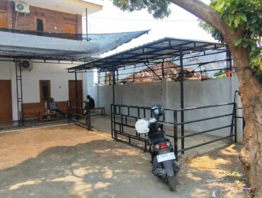 KEMALINGAN: Rumah kos yang dihuni Kapolsek Bugul Kidul, Polres Pasuruan Kota, pasca disatroni maling motor. (Foto: Moh. Rois).