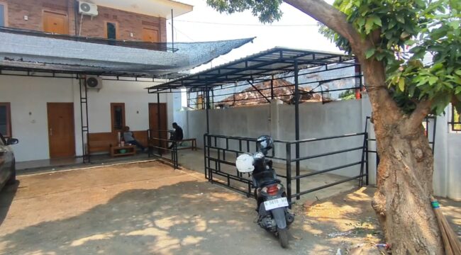 KEMALINGAN: Rumah kos yang dihuni Kapolsek Bugul Kidul, Polres Pasuruan Kota, pasca disatroni maling motor. (Foto: Moh. Rois).