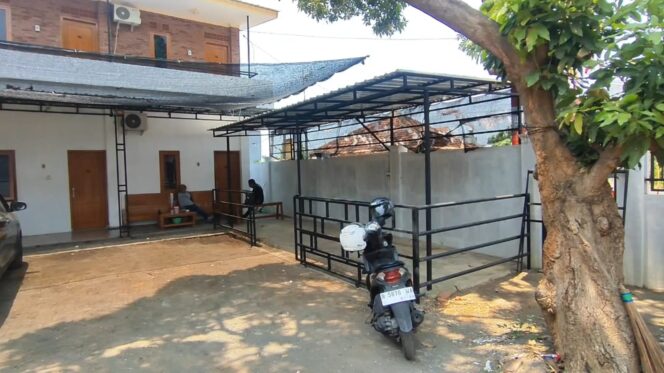 
					KEMALINGAN: Rumah kos yang dihuni Kapolsek Bugul Kidul, Polres Pasuruan Kota, pasca disatroni maling motor. (Foto: Moh. Rois).