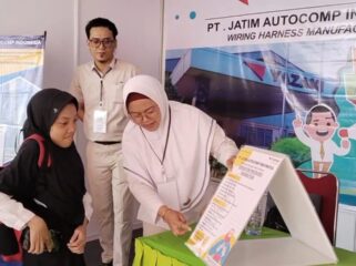 Halifah Alifatussa’diyah, penyandang disabilitas, mengikuti Job Fair Pemkab Pasuruan 2025 di Lapangan Plumbon, Pandaan.