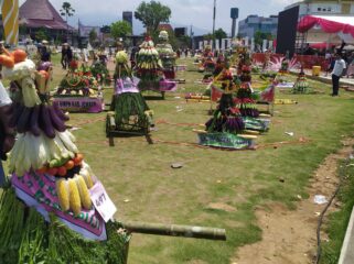 REKOR: Gunungan hasil bumi di Jember berhasil pecahkan rekor MURI kategori parade ancak terbanyak dengan 449 gunungan. (Foto: M. Abd Rozaq Mubarok).
