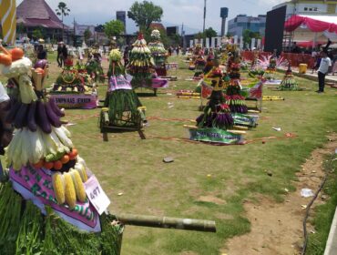 REKOR: Gunungan hasil bumi di Jember berhasil pecahkan rekor MURI kategori parade ancak terbanyak dengan 449 gunungan. (Foto: M. Abd Rozaq Mubarok).
