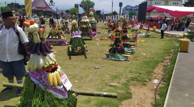 REKOR: Gunungan hasil bumi di Jember berhasil pecahkan rekor MURI kategori parade ancak terbanyak dengan 449 gunungan. (Foto: M. Abd Rozaq Mubarok).
