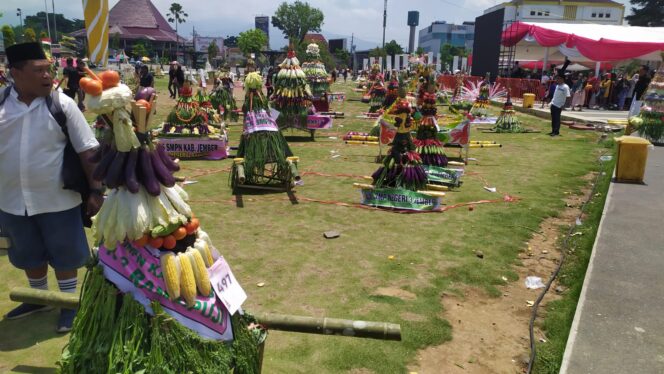 
					REKOR: Gunungan hasil bumi di Jember berhasil pecahkan rekor MURI kategori parade ancak terbanyak dengan 449 gunungan. (Foto: M. Abd Rozaq Mubarok).
