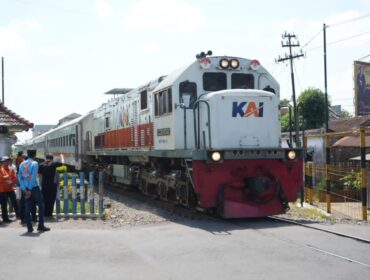 EDUKASI: Para petugas saat sosialisasi keselamatan di JPL 139A petak jalan Mangli–Jember Rabu, (24/9/25) siang. (Foto: Dok. Humas KAI Daop 9 Jember).