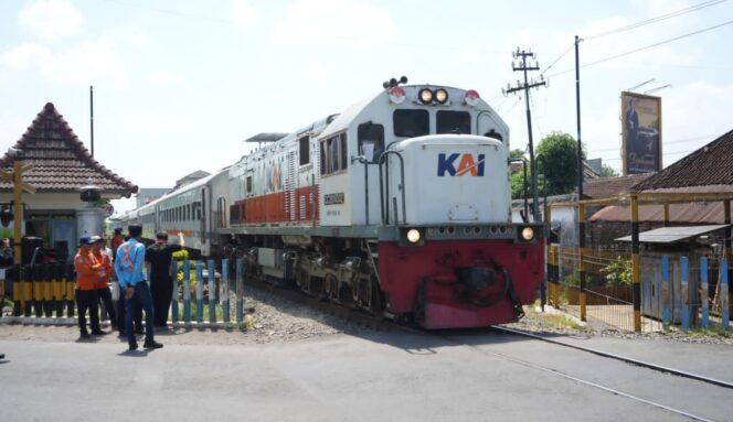 
					EDUKASI: Para petugas saat sosialisasi keselamatan di JPL 139A petak jalan Mangli–Jember Rabu, (24/9/25) siang. (Foto: Dok. Humas KAI Daop 9 Jember).