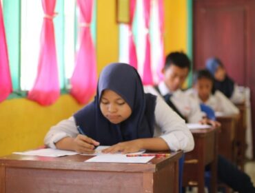 Anak-anak yang bersekolah di Lumajang.  (Foto: Asmadi)