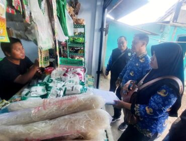 Tim Kelompok Kerja KIA Gizi Ibu menyasar pasar-pasar strategis seperti Pasar Tempeh, Jatisari, Kunir, Yosowilangun, Randuagung, dan Jatiroto. (Foto: Asmadi)
