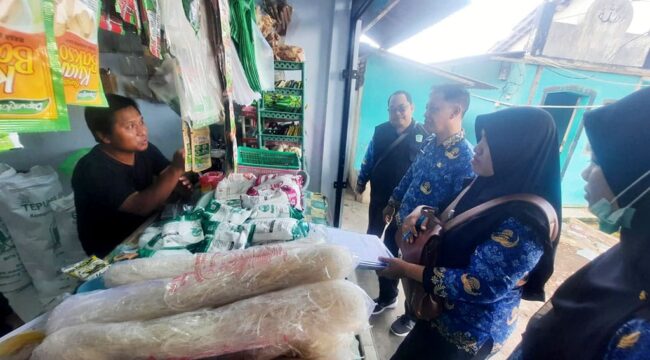 Tim Kelompok Kerja KIA Gizi Ibu menyasar pasar-pasar strategis seperti Pasar Tempeh, Jatisari, Kunir, Yosowilangun, Randuagung, dan Jatiroto. (Foto: Asmadi)
