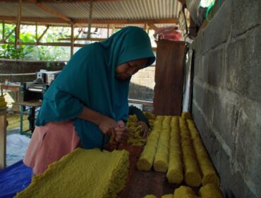 Tempat usaha kerupuk milik Lukman, mantan penerima PKH. (Foto: Asmadi) 