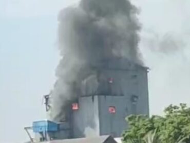 Kebakaran melanda gedung PT. Sorini Towa Berlian Corporindo, Kabupaten Pasuruan. (Foto: Moh. Rois)
