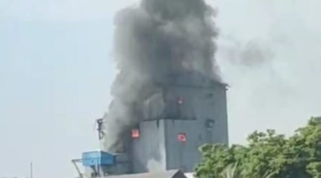 Kebakaran melanda gedung PT. Sorini Towa Berlian Corporindo, Kabupaten Pasuruan. (Foto: Moh. Rois)
