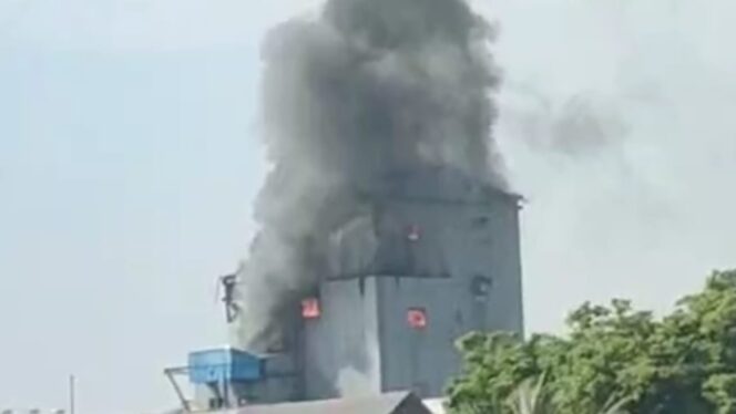 
					Kebakaran melanda gedung PT. Sorini Towa Berlian Corporindo, Kabupaten Pasuruan. (Foto: Moh. Rois)
