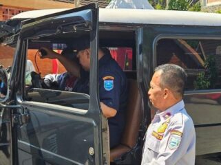 UJI KIR: Petugas PKB Dishub Kabupaten Probolinggo saat melaksanakan Uji KIR Jip Bromo. (istimewa)
