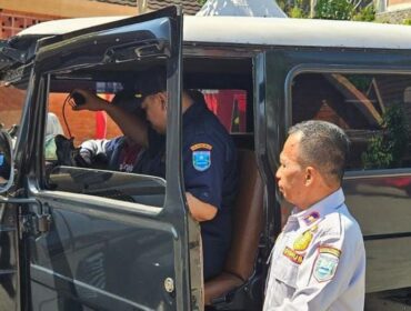 UJI KIR: Petugas PKB Dishub Kabupaten Probolinggo saat melaksanakan Uji KIR Jip Bromo. (istimewa)
