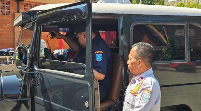 UJI KIR: Petugas PKB Dishub Kabupaten Probolinggo saat melaksanakan Uji KIR Jip Bromo. (istimewa)
