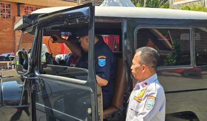 
					UJI KIR: Petugas PKB Dishub Kabupaten Probolinggo saat melaksanakan Uji KIR Jip Bromo. (istimewa)
