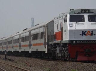 TIDAK TERDAMPAK: Kereta Api (KA) di wilayah KAI Daop 9 Jember saat melintas. (Foto: istimewa)