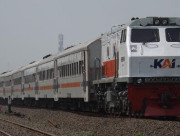 TIDAK TERDAMPAK: Kereta Api (KA) di wilayah KAI Daop 9 Jember saat melintas. (Foto: istimewa)