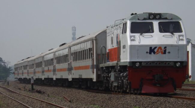 TIDAK TERDAMPAK: Kereta Api (KA) di wilayah KAI Daop 9 Jember saat melintas. (Foto: istimewa)