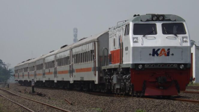 
					TIDAK TERDAMPAK: Kereta Api (KA) di wilayah KAI Daop 9 Jember saat melintas. (Foto: istimewa)