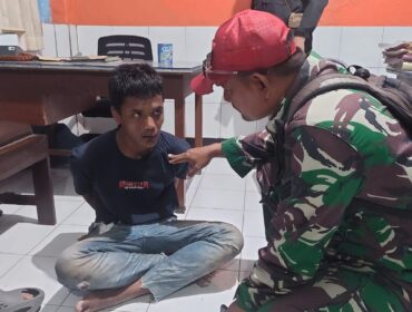 DIMASSA: Pelaku pencurian sepeda angin di Desa Sumurmati, Kecamatan Sumberasih, Kabupaten Probolinggo, saat dimintai keterangan. (foto: Hafiz Rozani).