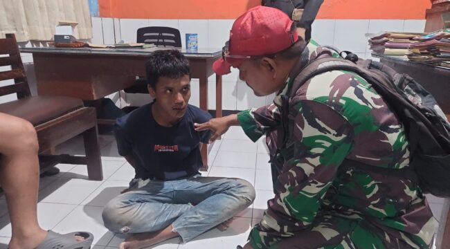 DIMASSA: Pelaku pencurian sepeda angin di Desa Sumurmati, Kecamatan Sumberasih, Kabupaten Probolinggo, saat dimintai keterangan. (foto: Hafiz Rozani).