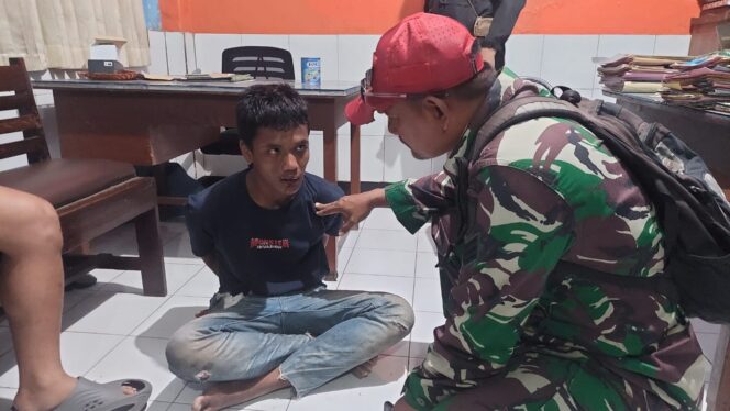 
					DIMASSA: Pelaku pencurian sepeda angin di Desa Sumurmati, Kecamatan Sumberasih, Kabupaten Probolinggo, saat dimintai keterangan. (foto: Hafiz Rozani).