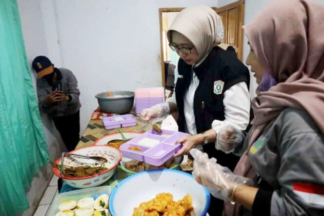 
					Dengan 20 unit dapur lansia tersebar di 21 kecamatan, Pemkab Lumajang memastikan bahwa cakupan program benar-benar menyentuh pelosok.