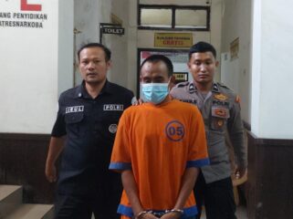 DITANGKAP: Pelaku pemerkosaan, SS, saat hendak dibawa ke sel tahanan oleh anggota Polres Probolinggo Kota. (foto: Hafiz Rozani).

