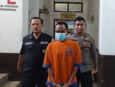 DITANGKAP: Pelaku pemerkosaan, SS, saat hendak dibawa ke sel tahanan oleh anggota Polres Probolinggo Kota. (foto: Hafiz Rozani).
