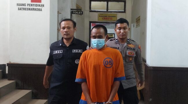DITANGKAP: Pelaku pemerkosaan, SS, saat hendak dibawa ke sel tahanan oleh anggota Polres Probolinggo Kota. (foto: Hafiz Rozani).
