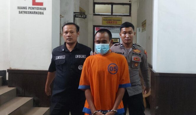 
					DITANGKAP: Pelaku pemerkosaan, SS, saat hendak dibawa ke sel tahanan oleh anggota Polres Probolinggo Kota. (foto: Hafiz Rozani).
